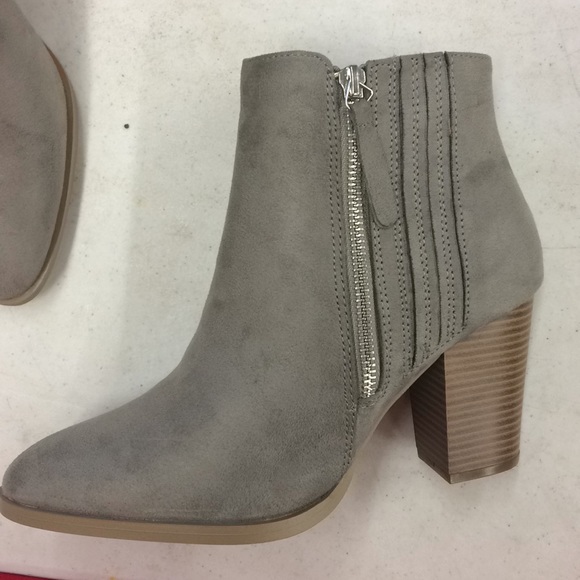NIB Grey Chelsea Ankle Boots! - Picture 3 of 4